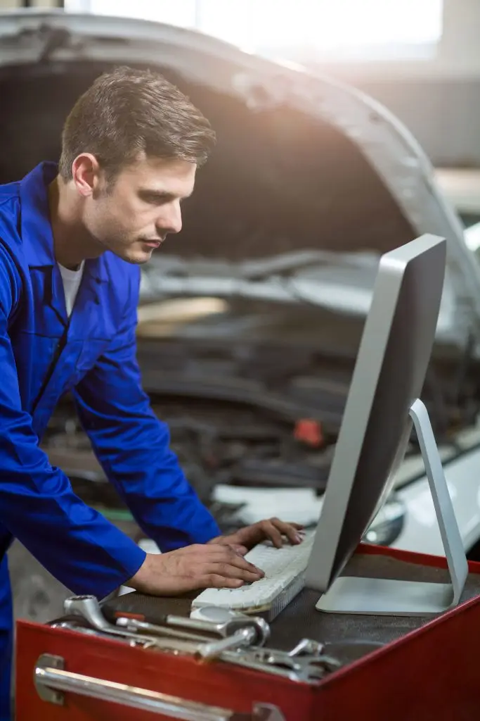 Mecânico a consultar informação técnica Autodata